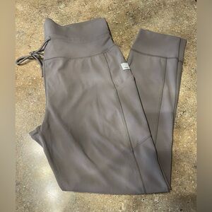 Like New—Taupe Vuori Daily Leggings with drawstring